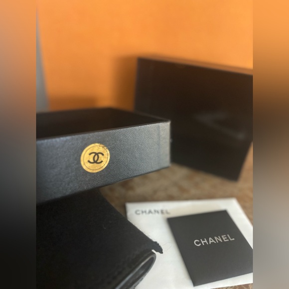 CHANEL FULL INCLUSION Camellia Patent Leather Bifold Pearl Crossbody Wallet - Picture 17 of 17